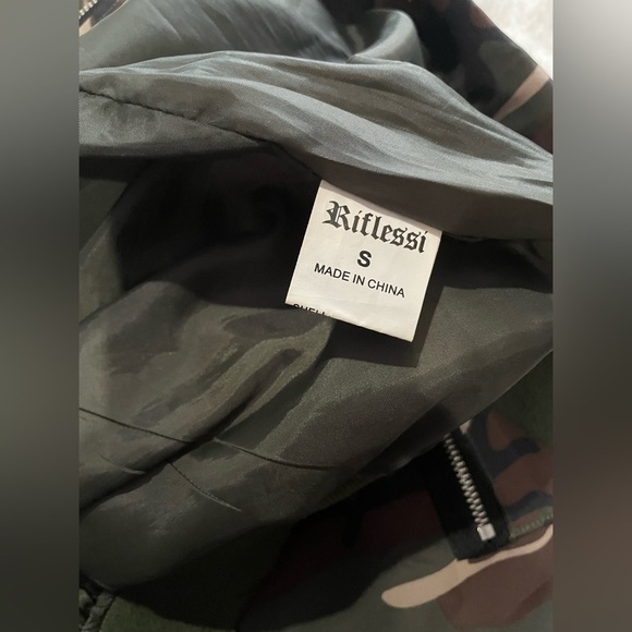 Riflessi Lightweight Camo Jacket with Front & Arm Pockets. Hanzi Logos 2-way Zip - Picture 10 of 11